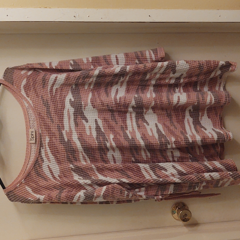 Women's 3x Waffle textured pink/taupe camo blouse with pockets